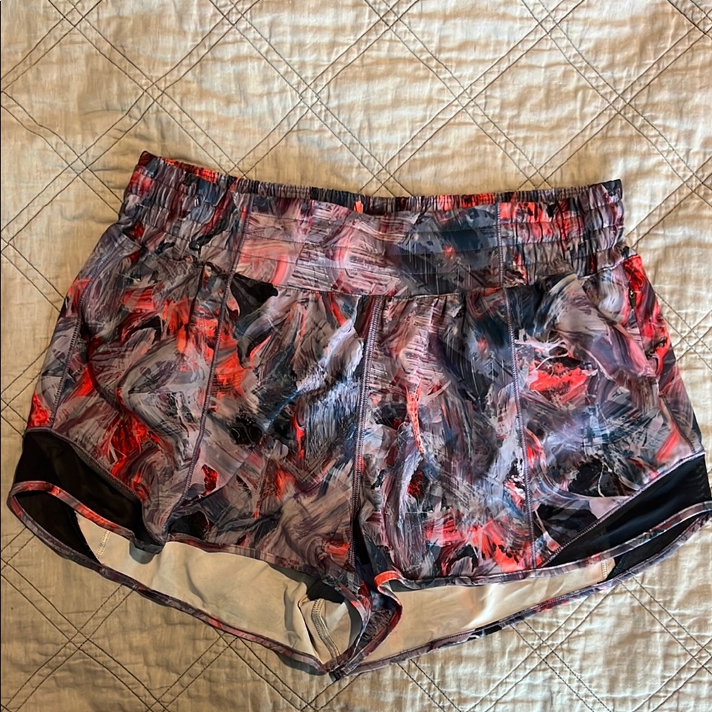 Lululemon Low Rise Hotty Hot 2.5 in sz 10 NEVER WORN
